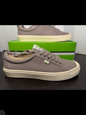 Cariuma OCA Low Canvas Sneakers Mystic Grey Size 10.5 Women/9 Men